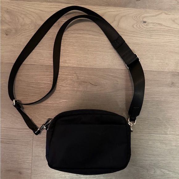 Lululemon Everywhere Crossbody Bag 2L in Black - Picture 2 of 4
